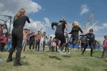 Hatay’da ünlülerden depremzede çocuklara moral
