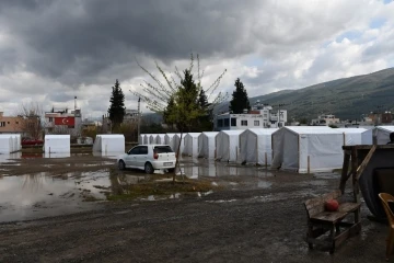 Hatay’da yağmur depremzedelere zor anlar yaşattı