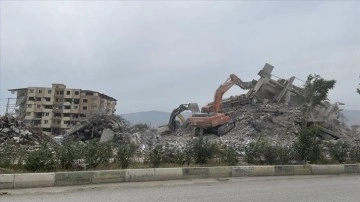 Hatay'da ağır hasarlı binaların kontrollü yıkımı sürüyor