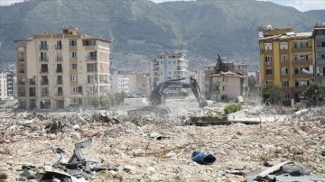 Hatay'da bina yıkım ve enkaz kaldırma çalışmaları 80 mahallede sürdü