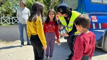 Hatay'da jandarma ekipleri depremzede çocuklara bayramlık ve oyuncak dağıttı