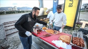 Hataylı esnaf kebap satarak elde ettiği geliri depremzedelere harcıyor