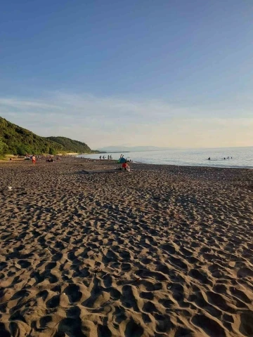 Hava sıcaklığı arttı, vatandaşlar denize koştu
