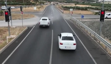 Havadan trafik denetiminde şaşırtan görüntü: Sadece 3 araç kırmızı ışıkta durdu
