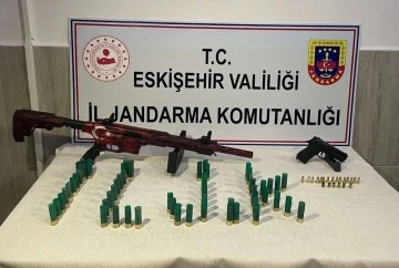 Havaya ateş eden 3 şüpheli ruhsatsız tabanca ve tüfekle yakalandı