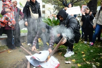 Hayvanlara şiddeti temsili kürek yakarak protesto ettiler