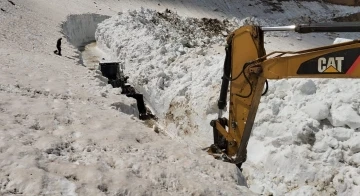 Haziran ayında 8 metreyi bulan karda yol açma çalışması
