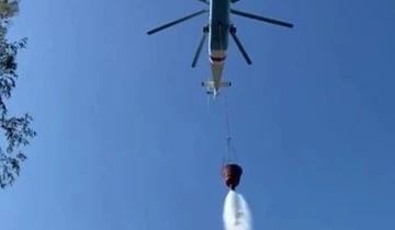 Helikopterin soğutma çalışmasını çeken muhabirler tonlarca suyun altında kalıyordu