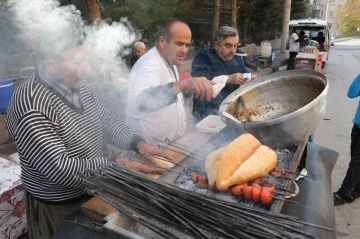 Her gün bir pazar yerinde 36 yıldır kavurma satıyor
