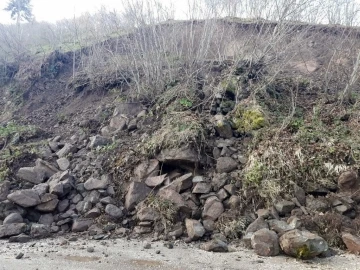 Heyelan mahalle yolunu kapattı
