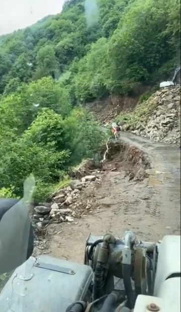 Heyelan nedeniyle yolun çökme anı kameralara yansıdı
