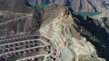 Heyelan riski süren kaya düşmelerinin yaşandığı Yeniköy’de incelemede bulundular
