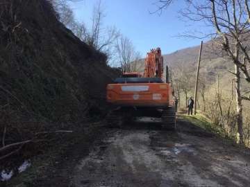 Heyelan sebebi ile kapanan mahalle yolu ulaşıma açıldı
