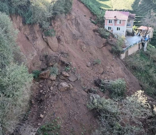 Heyelanda dev kayalar yolu kapattı, komşu inadı istinat duvarına izin vermedi
