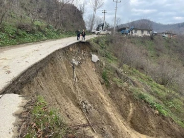 Heyelanın yıktığı yollarda inceleme
