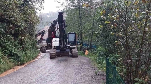 Heyelanlı alanda diken üstünde temizleme çalışması
