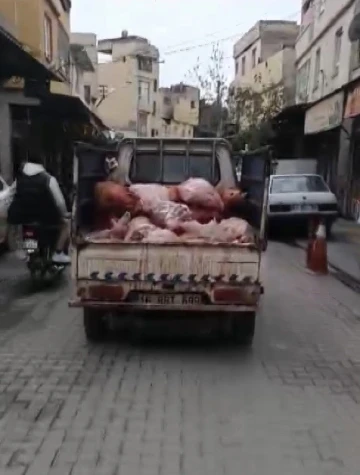 Hijyen kurallarına aykırı şekilde sakatat taşınan kamyonet kameralara yansıdı
