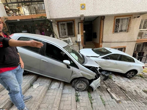 Hızla sokağa giren otomobil ortalığı yıkıp geçti
