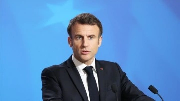 Hollanda'da göstericiler Macron'un konuşmasını böldü