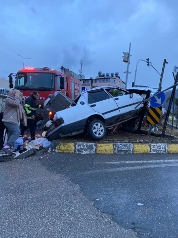 Hurdaya dönen Tofaş’daki 4 kişi yaralandı
