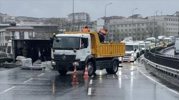 İBB'ye ait yol bakım aracına çarpan kamyonun sürücüsü hayatını kaybetti