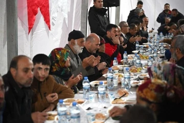 İçişleri Bakanı Soylu, depremin merkezi Pazarcık’tan duyurdu: &quot;Köylere konteyner vereceğiz&quot;
