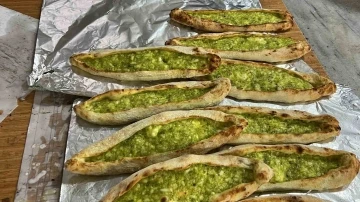 İftar sofralarının lezzetli yiyeceği fıstıklı börek
