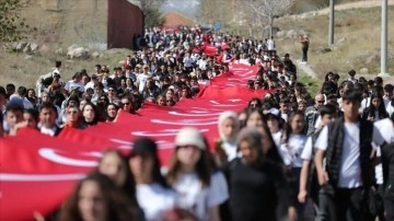 Ihlara Vadisi'nde 2023 genç, 3 bin metrekarelik Türk bayrağı açtı