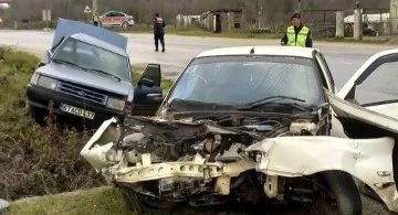 İki araç çarpışarak hurdaya döndü