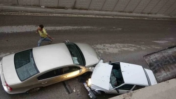 İki otomobil altgeçitte kafa kafaya çarpıştı: 3 yaralı
