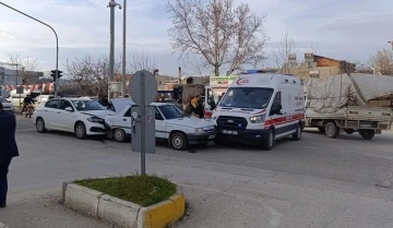 İki otomobil, bir ambulans çarpıştı: 1 yaralı
