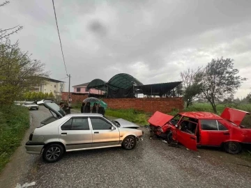 İki otomobil kafa kafaya çarpıştı: 2 yaralı
