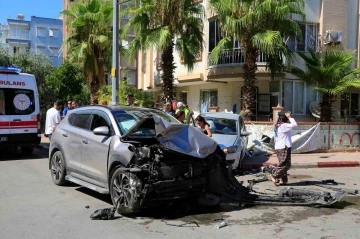 İki otomobil kavşakta çarpıştı, sürücüler hava yastığı sayesinde kazayı sıyrıklarla atlattı
