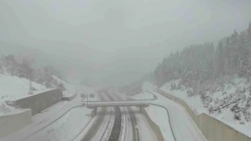 Ilgaz Dağı geçişinde yoğun kar yağışı ve tipi etkili oluyor: Kar kalınlığı 40 santimetreye ulaştı
