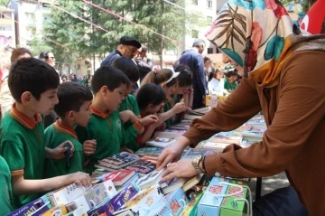 İlk defa kitap fuarı düzenlenen ilçede yazarlar okurlarıyla buluştu
