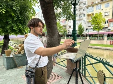 İlk kez geldiği şehrin sokaklarını gezerken sulu boya ile resmediyor
