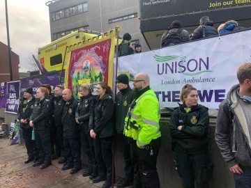 İngiltere’de ambulans çalışanları grevde
