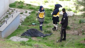 İnşaat işçileri bir evin bahçesinde kadın cesedi buldu