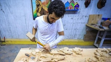 Iraklı genç, ahşap atıklarıyla başladığı heykeltraşlıkta "usta" oldu