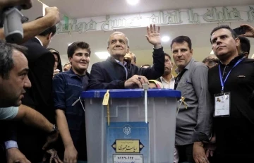 İran’da cumhurbaşkanlığı yarışını Türk aday Pezeşkiyan önde götürüyor