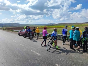 İranlı turistler Van Gölü’ne dikkat çekmek için pedal çevirdi