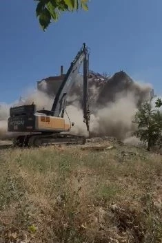 İş makinesinin tek darbesi, ağır hasarlı binayı yerle bir etti
