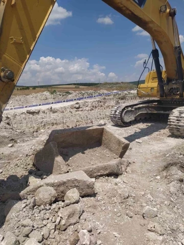 İş yeri inşaatı temel kazısında tarihi lahit bulundu
