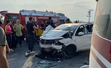 İşçi servisi ile otomobil çarpıştı: 15 yaralı