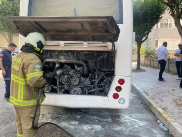 İşçiler son durakta indikten sonra servis aracı aniden alev aldı
