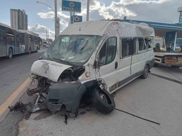 İşçileri taşıyan servis minibüsü iki otomobile çarptı: 6 yaralı