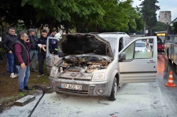 İşe giden su tesisatçısının aracı seyir halindeyken yandı
