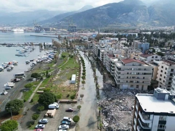 İskenderun’da deniz taşkınları devam ediyor
