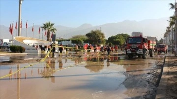 İskenderun'da denizin taşması sonucu su basan yerlerde temizlik çalışması sürüyor