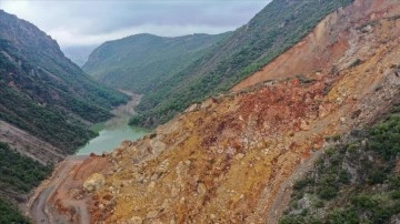 İslahiye'de heyelanla önü kapanan İdilli Deresi'nde suyun kontrollü tahliyesi sürüyor